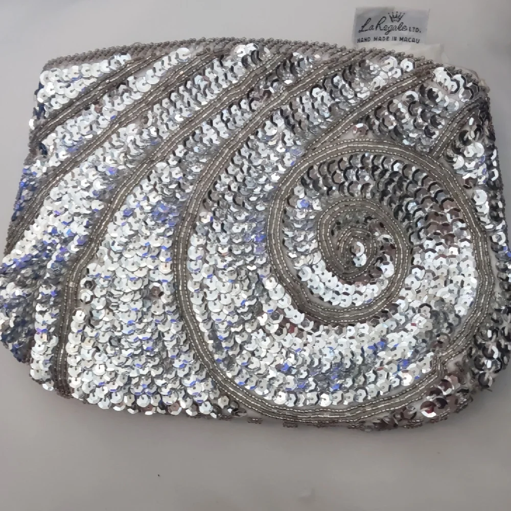 La Regale Sparkling Beaded Silver Swirl Clutch VTG Romantic Old Glam
